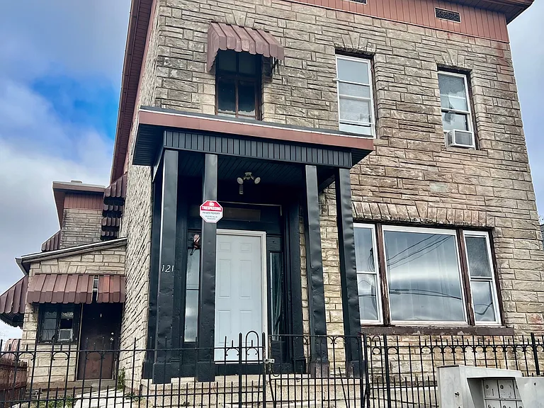 121 W Indiana St #1 — Photo 1