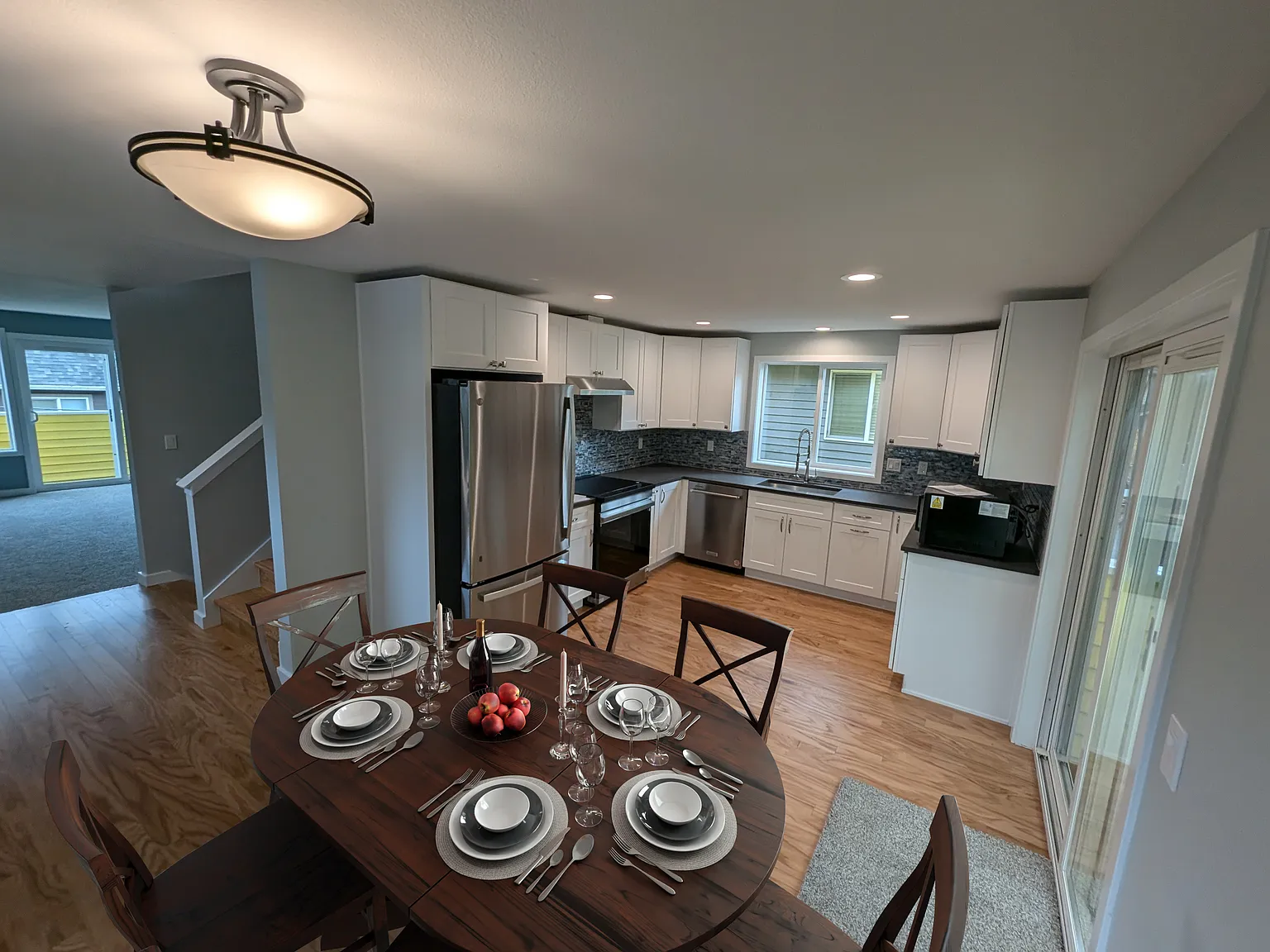 3 bed, 3.5 bath, 1800 sqft, $5,300 — Photo 2