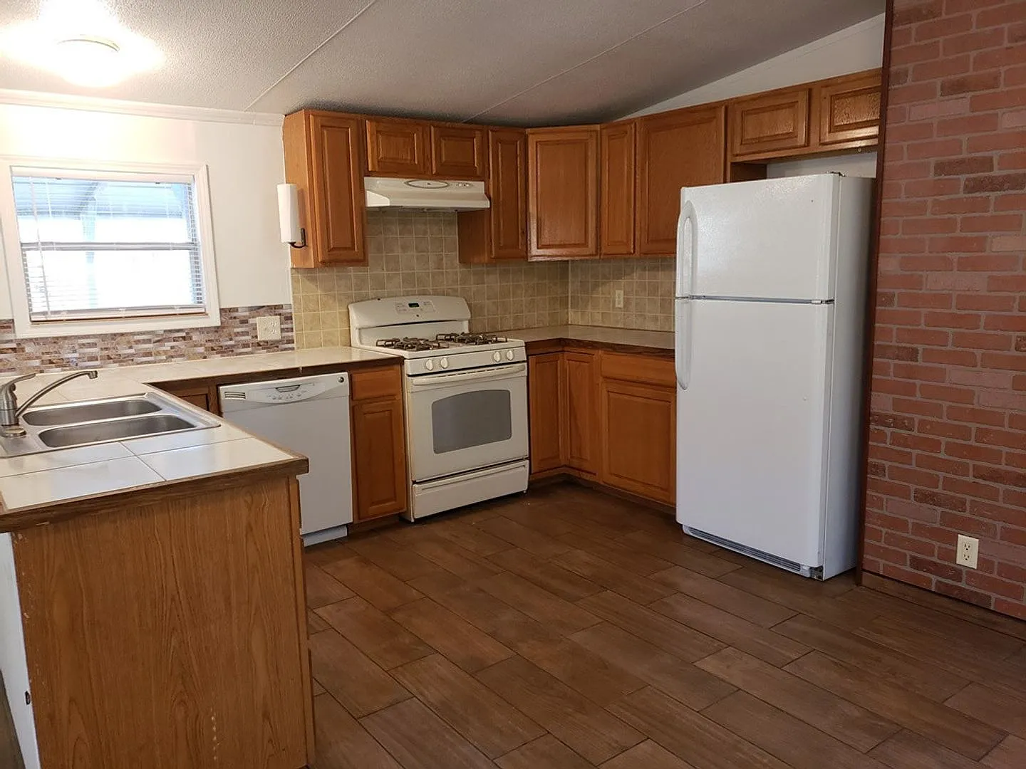 Beautifully Remodeled 2 Bdrm/2Ba Home with Water/Sewer/Garbage Paid — Photo 4