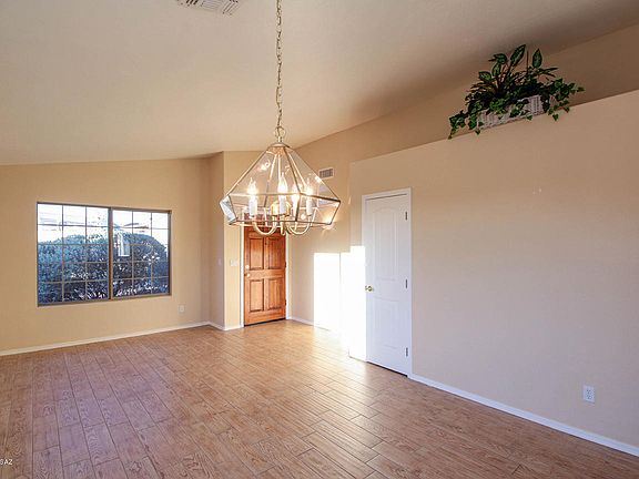 4th image of 580 S Evening Rose Ave