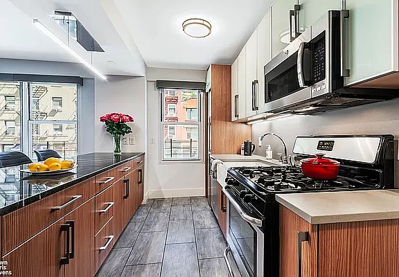 3rd image of 33 Greenwich Ave APT 2D