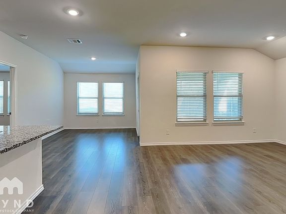 2nd image of 3925 Aintree Ave