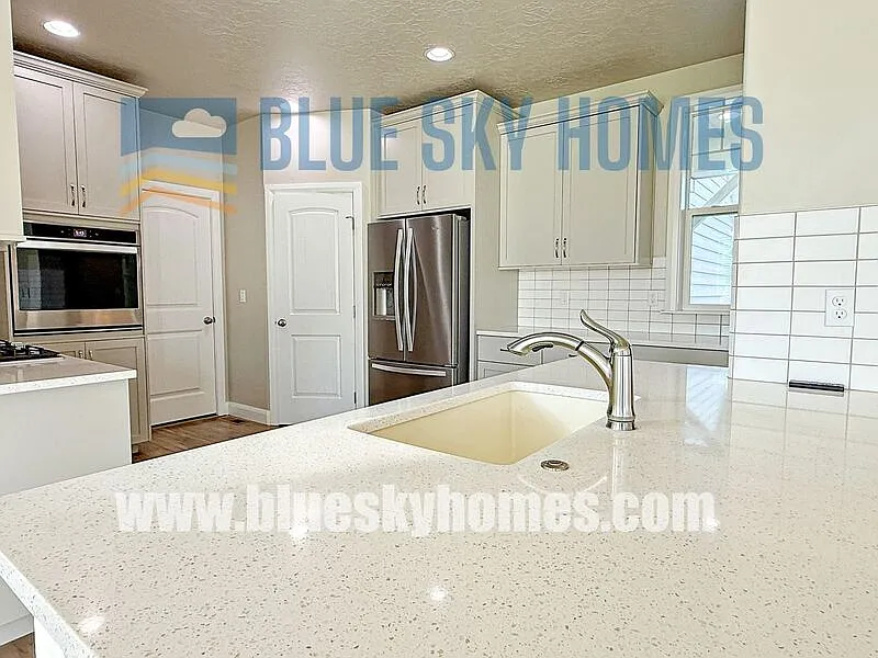 6 bed, 3.0 bath, 2519 sqft, $3,145 — Photo 2