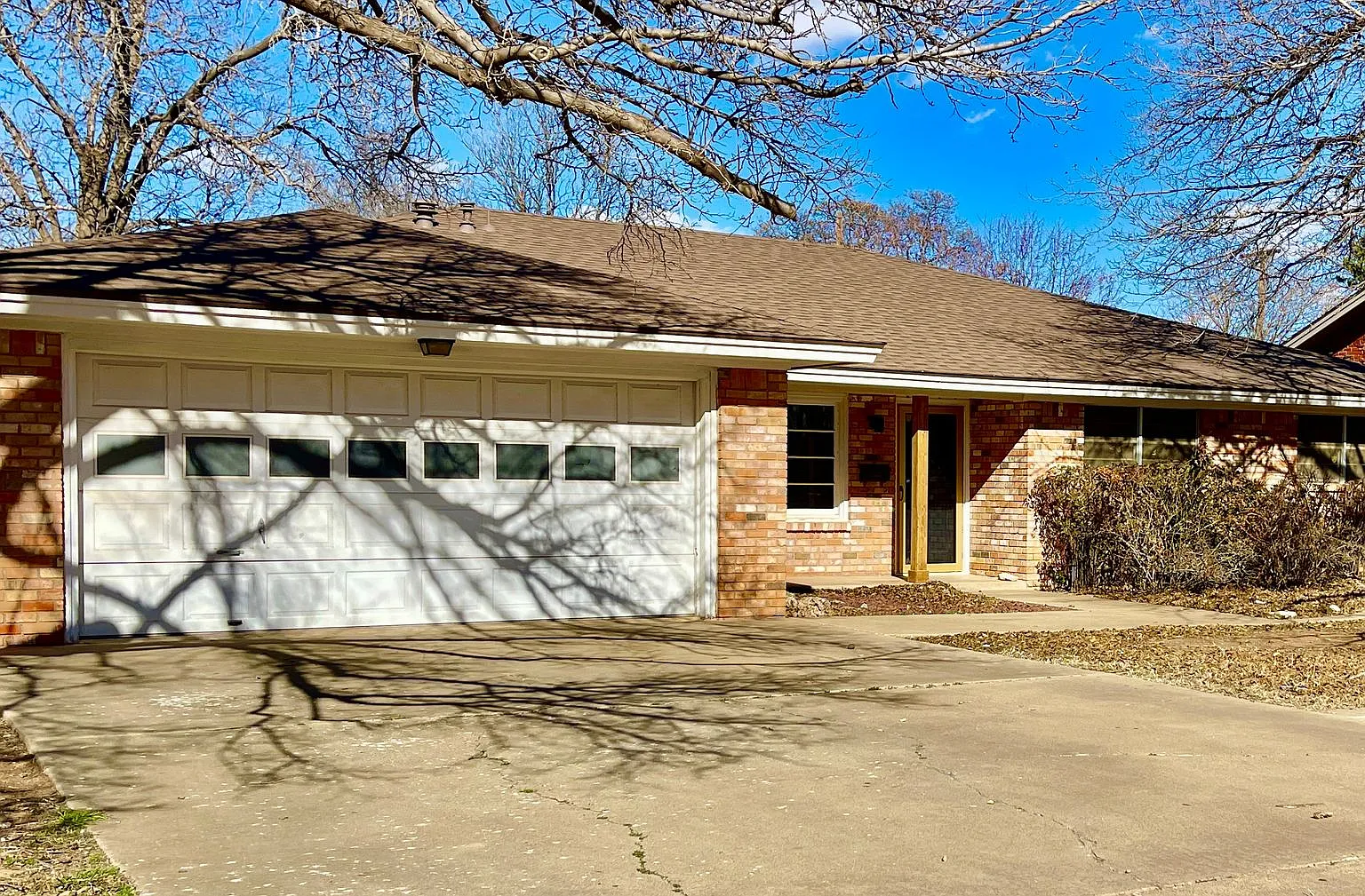 Gorgeous! Completely Remodeled 3/2/2 in Bayless with Washer/Dryer and Fridge! — Photo 2
