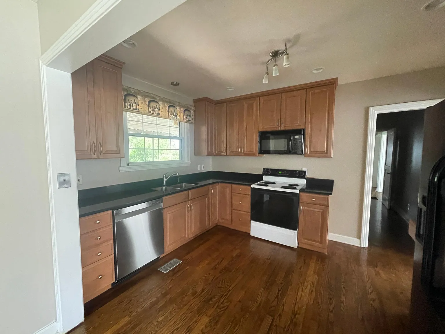 2 bed, 1.5 bath, 1524 sqft, $2,900 — Photo 4