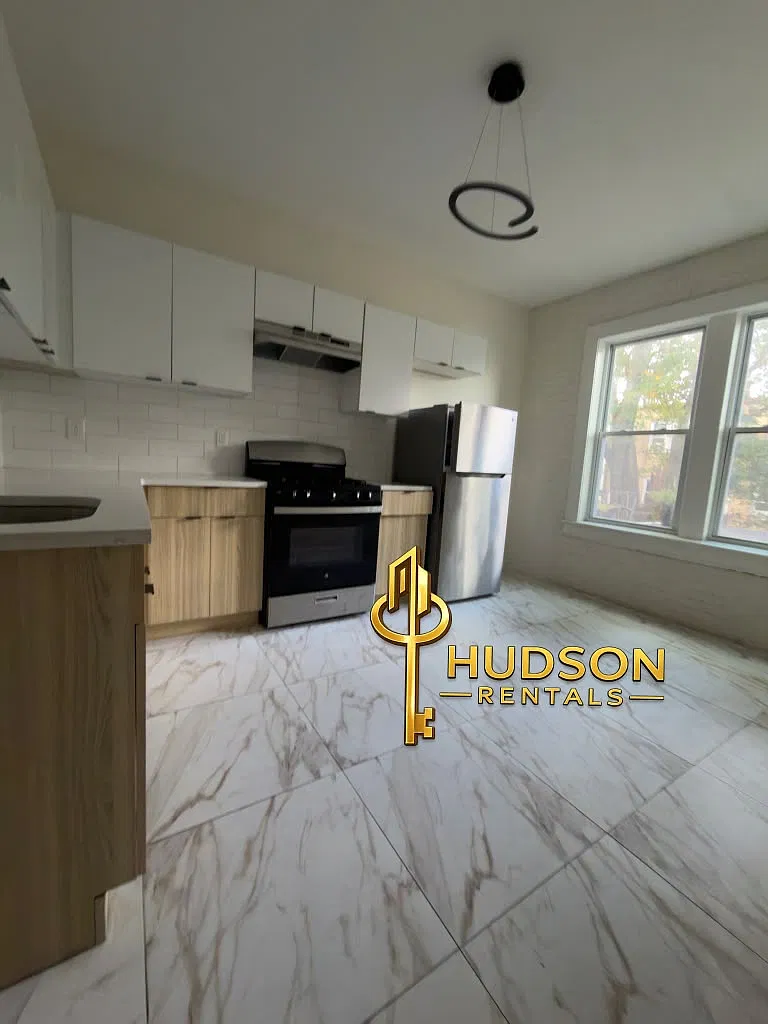 3 bed, 1000 sqft, $2,650 — Photo 1