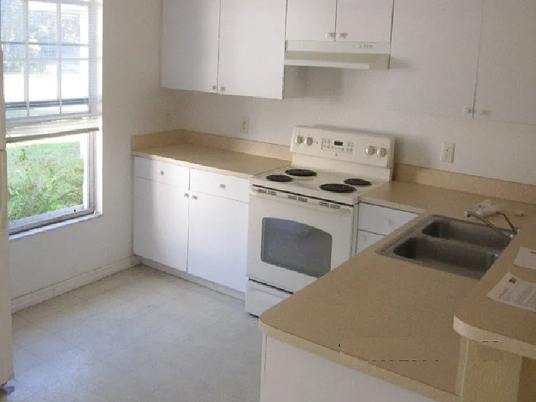 2410 NE 6th St — Photo 5