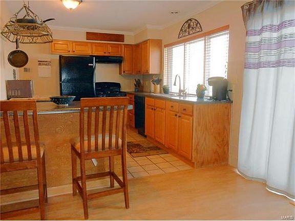 Convenient breakfast bar in kitchen.