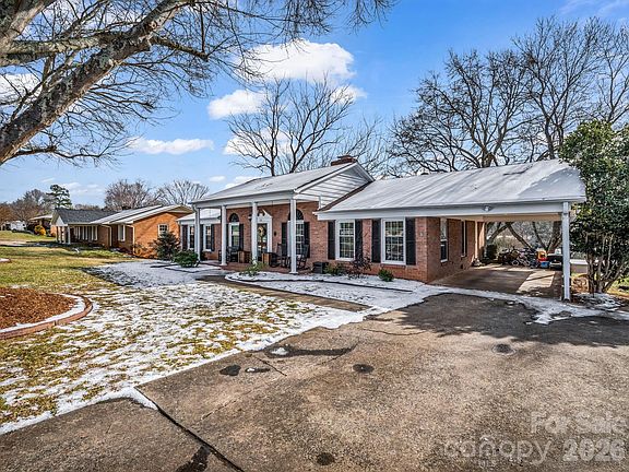 4th image of 522 Country Club Cir