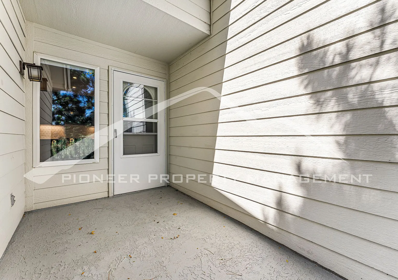 Cozy Home with Attached Garage and Central A/C — Photo 3