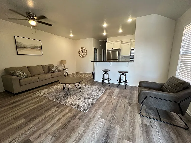 1209 SW Oklahoma Ave — Photo 2