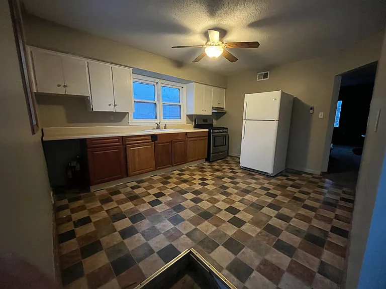 1315 E 12th St #3 — Photo 8
