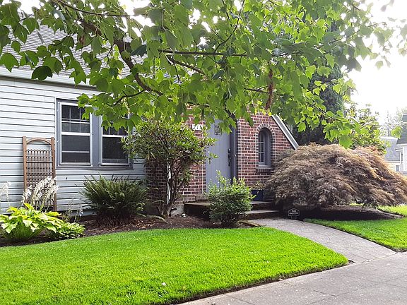 3rd image of 715 W McLoughlin Blvd