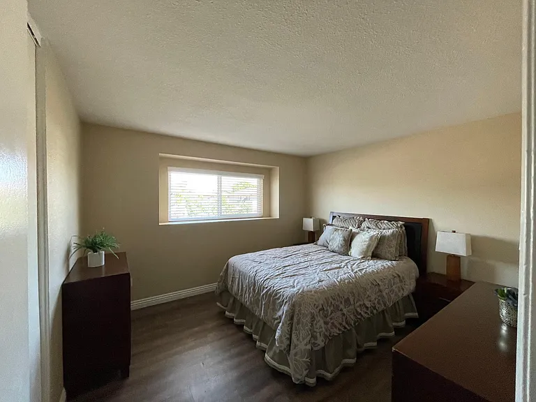 2nd bedroom - Queen Bed