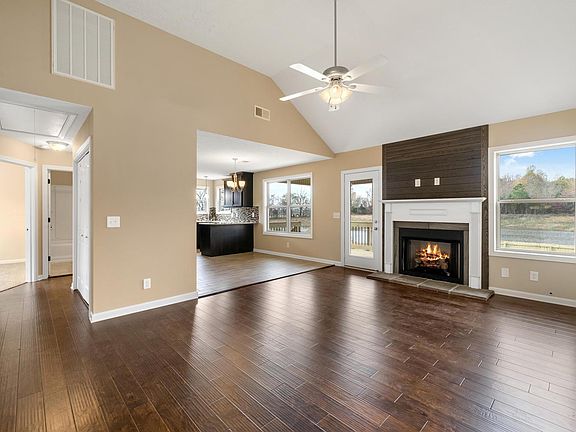 2nd image of 137 Rossview Pl