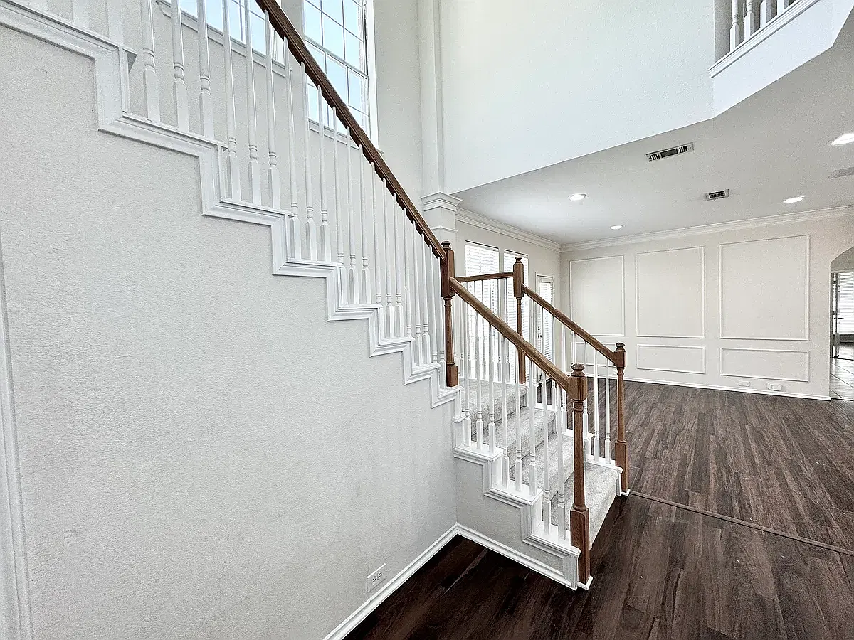 3 bed, 2.5 bath, 2367 sqft, $2,500 — Photo 2