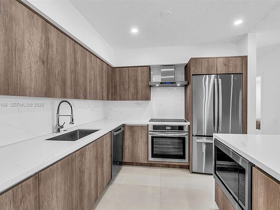 5th image of 1524 NE 14th Ter