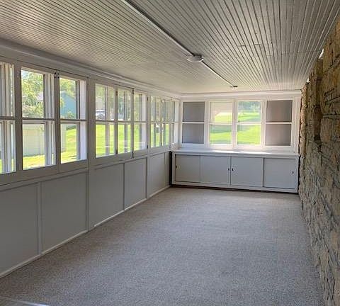 Enclosed back porch/Florida type room