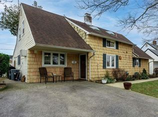 44 Flamingo Rd, Levittown, NY 11756