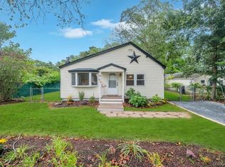 247 Hawthorne St, Mastic Beach, NY 11951