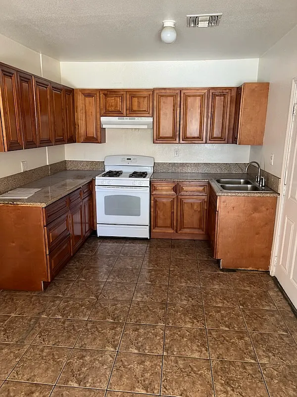 4 bed, $2,200 — Photo 2