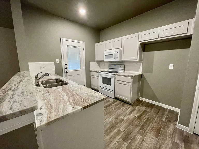 208 W Beeline Ln — Photo 4