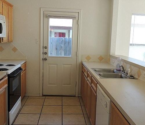4th image of 933 Rosewood Dr #B