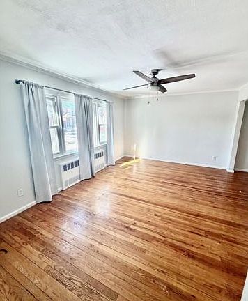 4th image of 242 Nassau Blvd