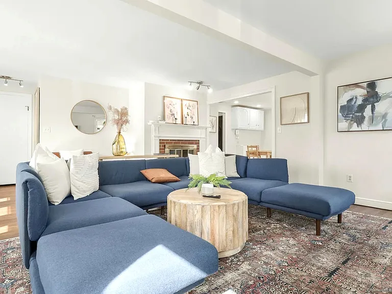 584 Courtland Ave — Photo 3