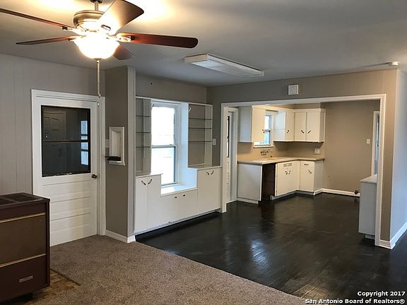 4th image of 727 Edgebrook Ln