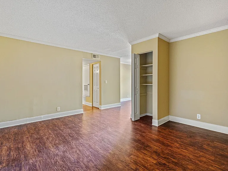 5th Avenue Apartments — Photo 21