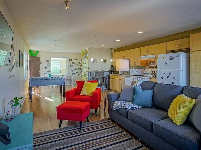 115ct - Bricklight Courtyard Apartments — Photo 9