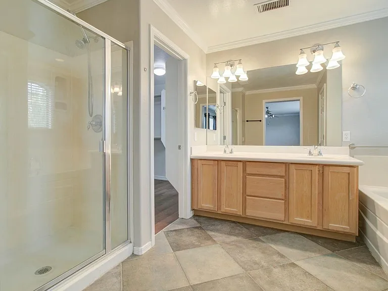2143 W Marconi Ave — Photo 38