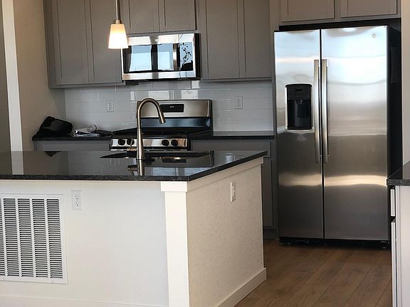 Kitchen, with island