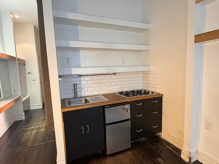 212 E 13th St #1C — Photo 4