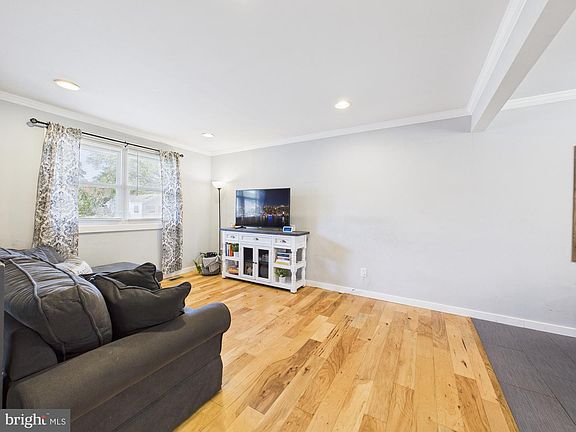 5th image of 319 Sassafras Rd