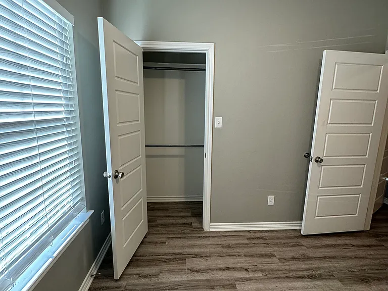 303 Janet St — Photo 10