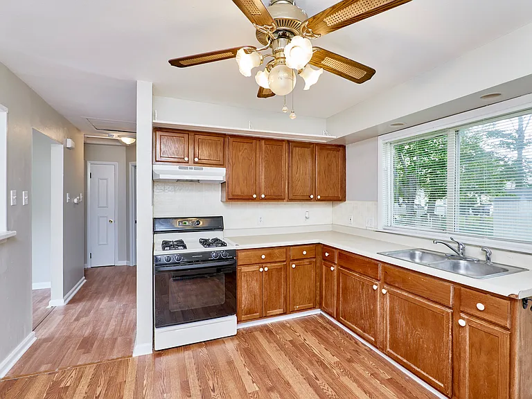 11042 Florence Ave — Photo 13