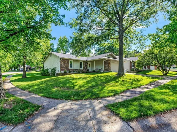512 Treetop Village Dr, Ballwin, MO 63021
