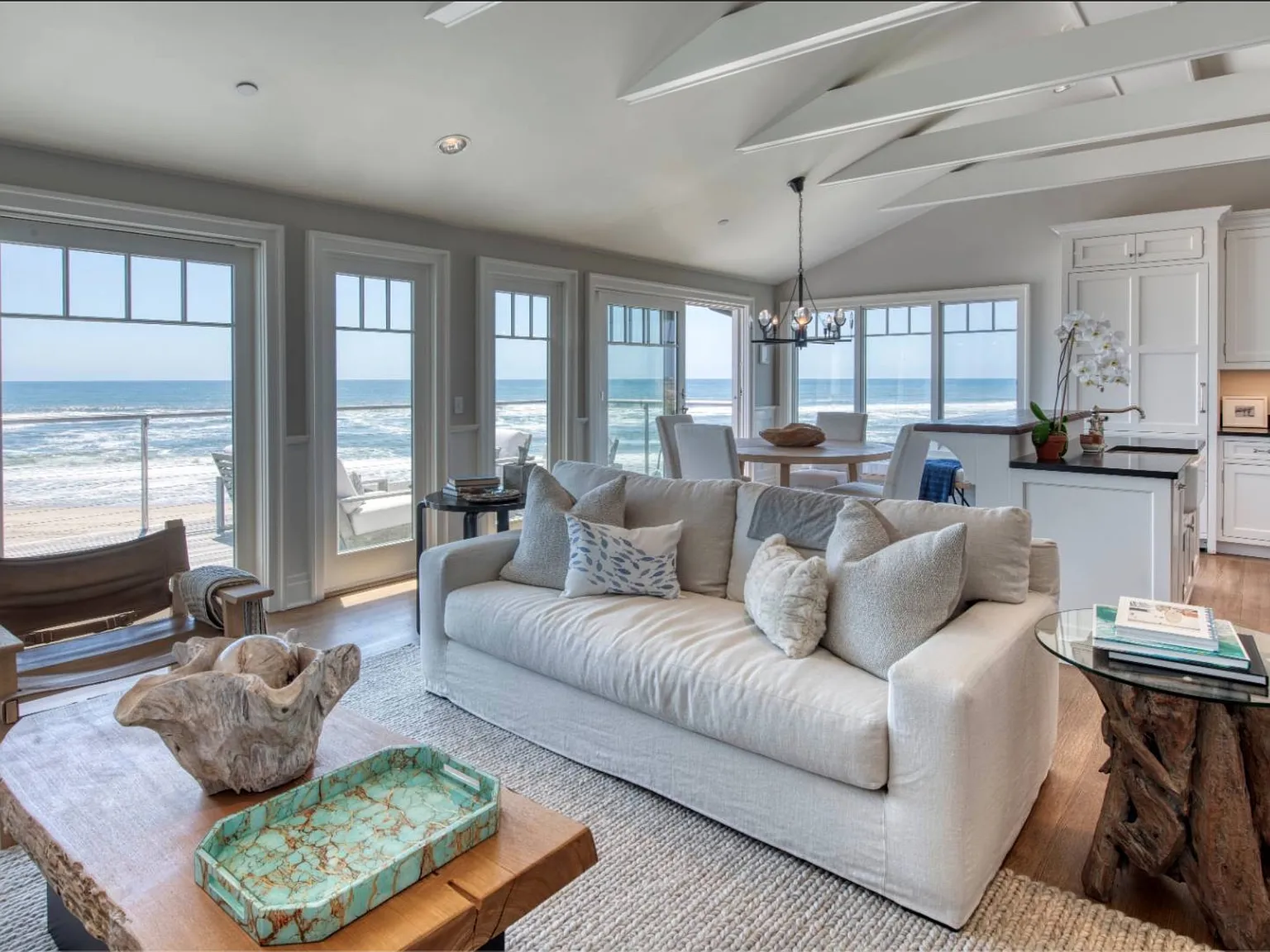 Gurney's Oceanfront - Luxury Four Bedroom Unit — Photo 4