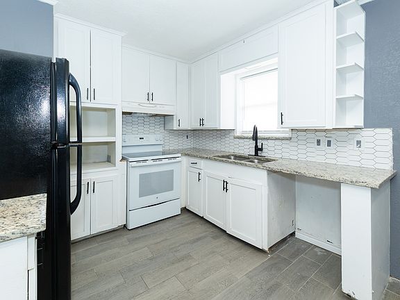 2nd image of 629 Bel Air Dr