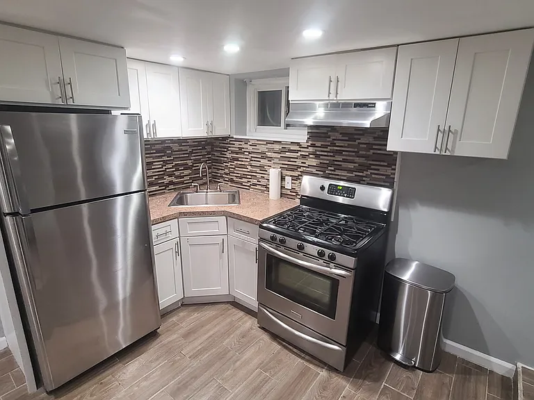 1222 Fairfax Ave #BASEMENT — Photo 2