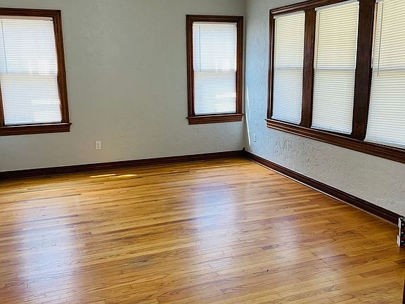 3rd image of 1136 NW Oak Ave