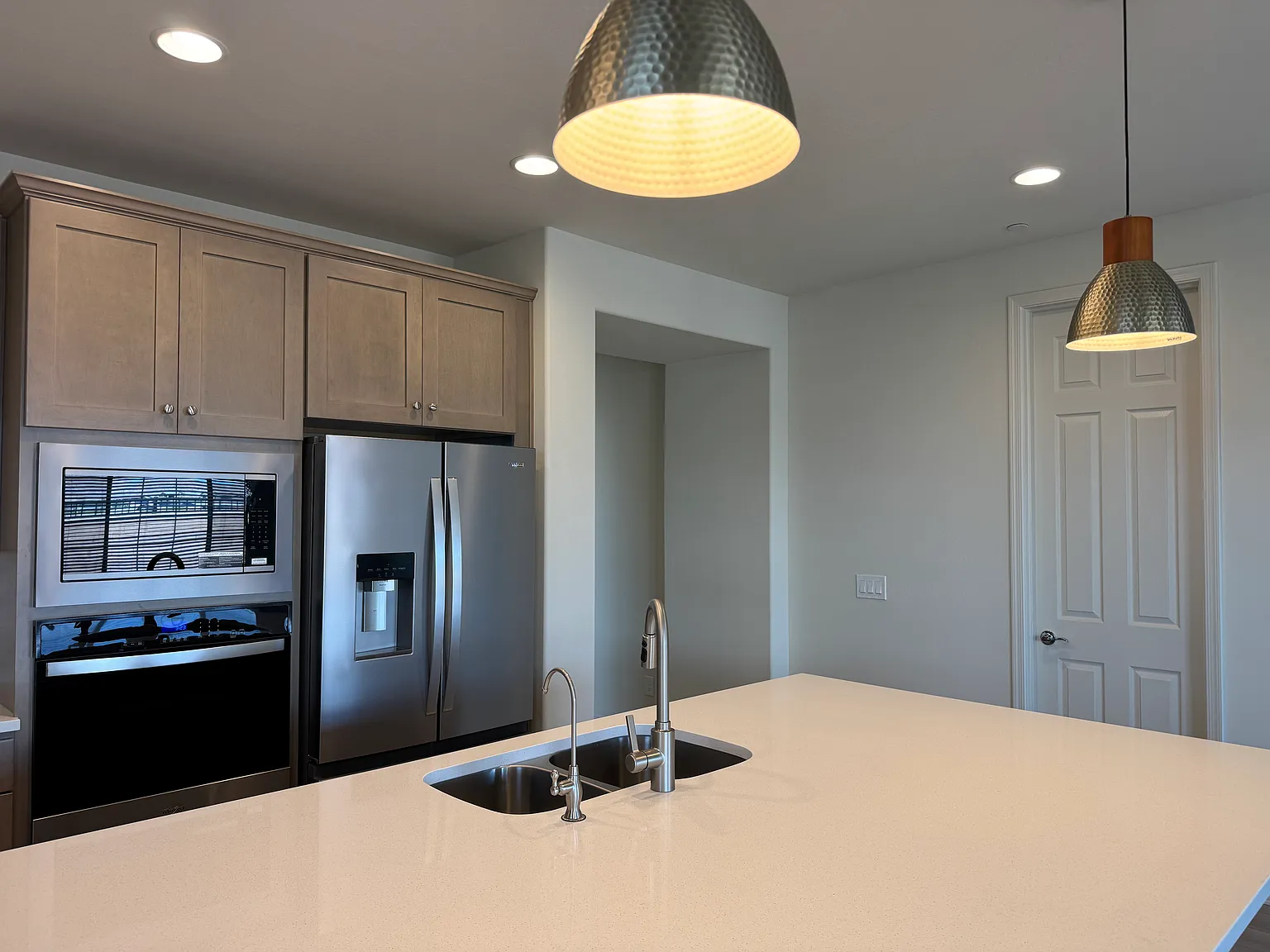 4 bed, 2249 sqft, $2,700 — Photo 2
