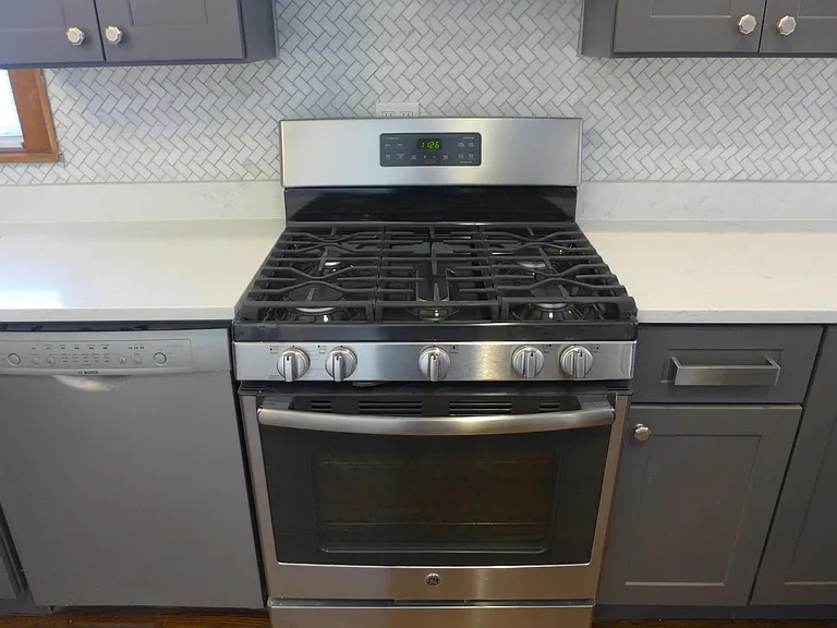 5 burner gas stove, self cleaning oven, bosch dishwasher