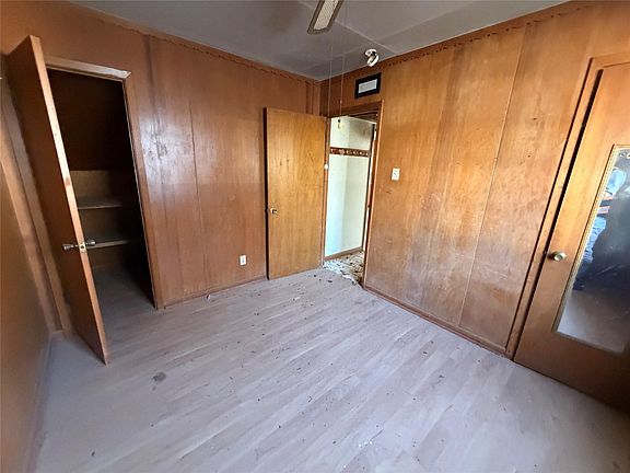 4th image of 701 Oak Ln