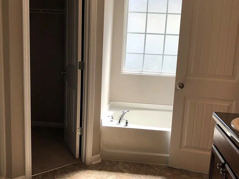 909 Rachel Ln — Photo 12