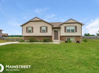 106 Golfview Dr, Pleasant Hill, MO 64080