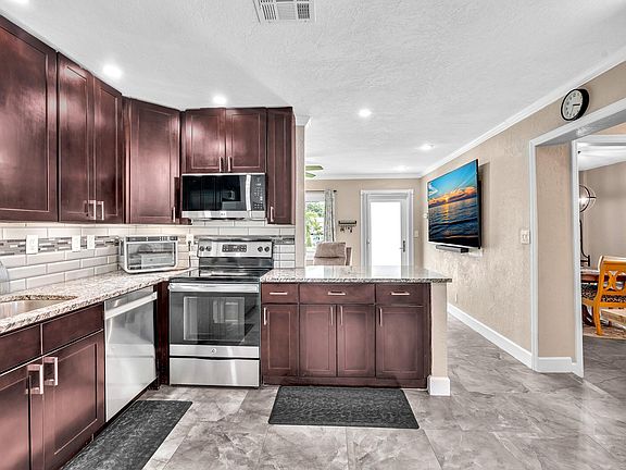 4th image of 2448 NE 14TH Terrace