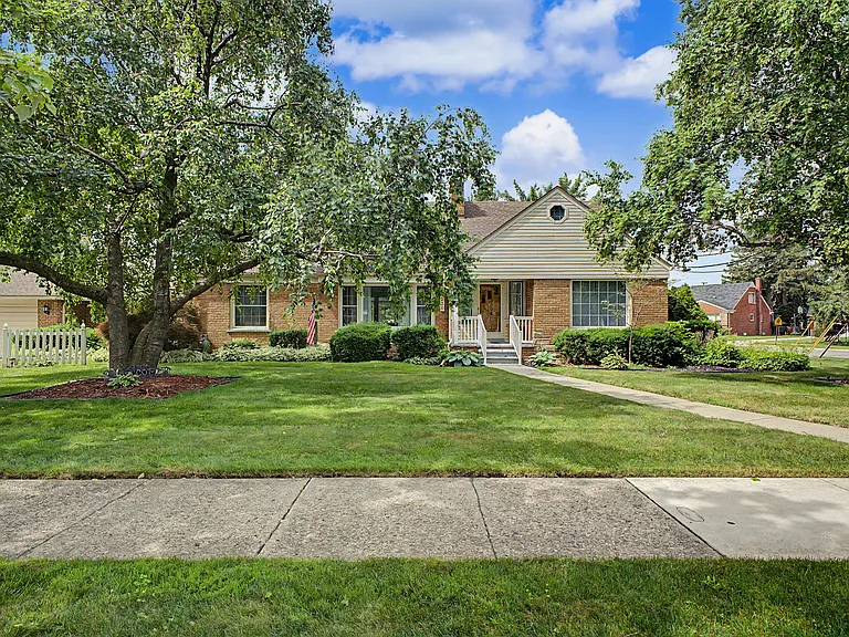 21236 Outer Dr — Photo 1